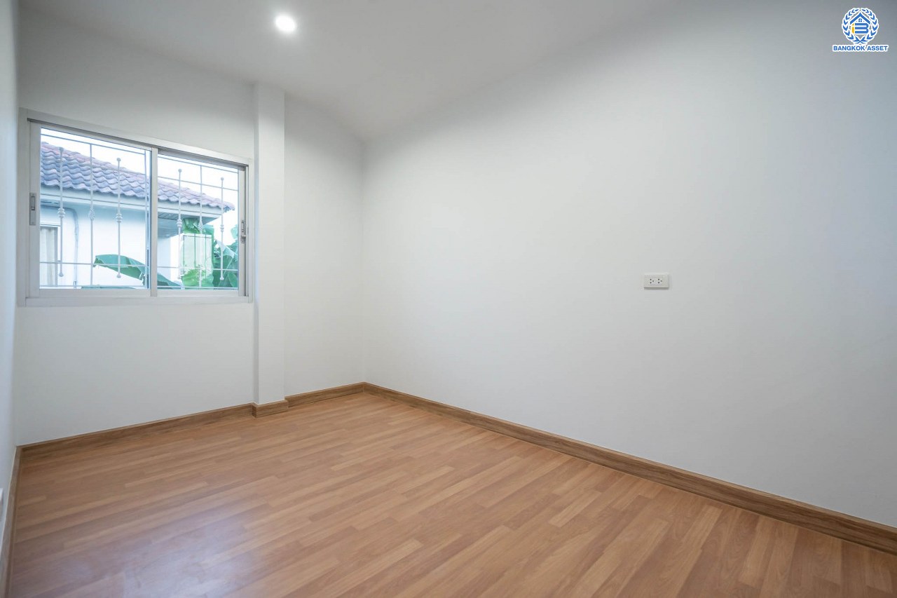 บ้านมือสองตกแต่งใหม่ โครงการ ศุภาลัยวิลล์ วงแหวน-รัตนาธิเบศร์ เนื้อที่กว้างขวางถึง 57 ตร.ว. ฟังก์ชัน 3 ห้องนอน 2 ห้องน้ำ 1 ห้องอเนกประสงค์ 2 ที่จอดรถ ตอบโจทย์ทุกการเข้าอยู่ บนทำเลเดินทางสะดวก เชื่อมต่อถนนหลายเส้นทาง เพียง 15 นาทีก็ถึงรถไฟฟ้าสายสีม่วง "สถานีคลองบางไผ่" ใกล้ทางด่วน "กาญจนาภิเษก"